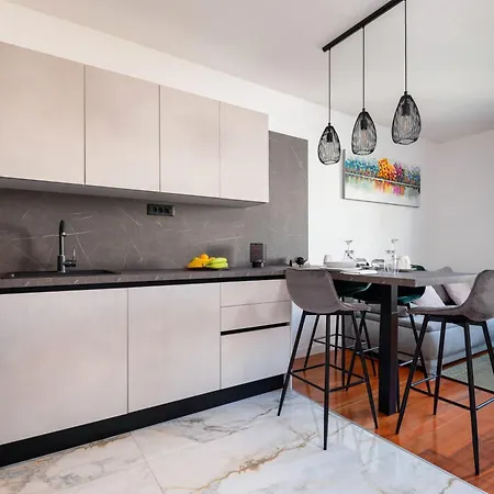 No 15 Apartment Split